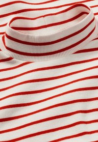 Gestreiftes Rippen-Turtleneck-Oberteil in Rot und Weiß, mit weicher Textur und einheitlichem Muster, ausgestattet mit einem umgeschlagenen Kragen und einer figurbetonten Passform.