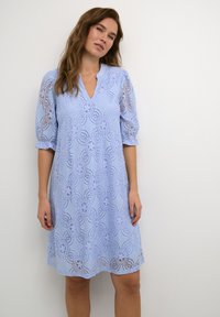 CUOLU SHORT SLEEVE - Vardagsklänning - cashmere blue — klänning med fickor från Zalando
