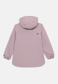 Lyserød vandtæt jakke med hætte, elastiske manchetter og et lille sort logo på ryggen. Glat stof, afslappet design og løs pasform.