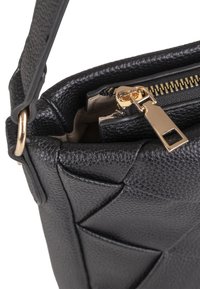 Schwarze, strukturiertes Lederhandtasche mit einem geometrischen Steppmuster. Verfügt über einen goldenen Reißverschluss und Hardware-Akzente. Kompakte Form mit einem Schultergurt.