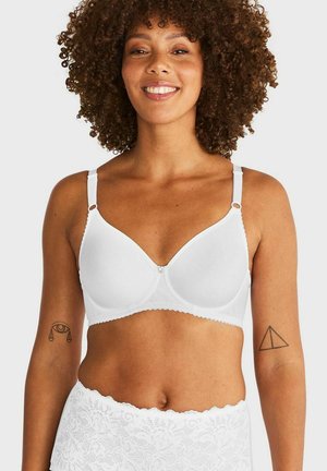 Witte beha met naadloze cups, verstelbare bandjes en een decoratieve kanten band. Heeft een klein knoopje aan de voorkant.