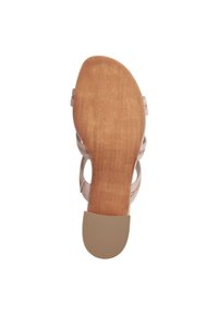 Sandale à talons hauts avec lanières, fond en bois et brides beiges présentant des découpes. La semelle possède une surface en caoutchouc texturé pour une meilleure adhérence.