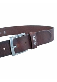 Ceinture en cuir marron avec une boucle en métal argenté. Elle comprend un passant en cuir logo. Texture lisse et design classique.