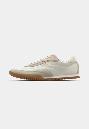 Hvite og beige sneakers med en glatt overdel med semsket skinn-detaljer, en teksturert såle og tonede sømmer. Snøring med logo-detalj.