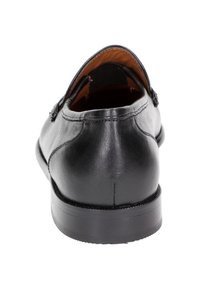 Zwarte leren instapschoen met een gladde textuur, ronde neus en minimale details. Voorzien van een stevige rubberen zool en contrasterende stiksels.