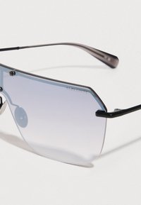 Óculos de sol de armação preta com forma hexagonal, lentes em degradê azul e acabamento metálico. Apresenta parafusos de metal e almofadas nasais.