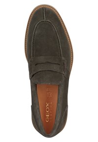 Mocassins en daim gris foncé de style mocassin. Ils présentent une semelle fine, des surpiqûres décoratives et un logo de la marque embossé sur une semelle intérieure marron.