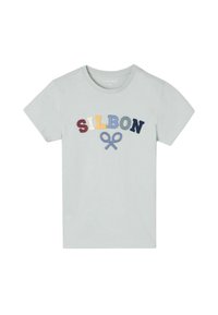 Camiseta de algodón gris claro con letras bordadas multicolores y texturizadas que dicen "SILBON" y un detalle de lazo abajo, de manga corta.