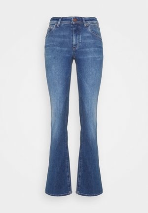 Jean bleu en denim avec une taille haute, une fermeture avant à bouton et zip, et une légère évasement aux chevilles.