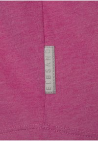 Lila Baumwollstoff mit weicher Textur, versehen mit einem auf der Seite genähten, hellgrauen Stoffetikett mit eingeprägtem "ELBSAND".