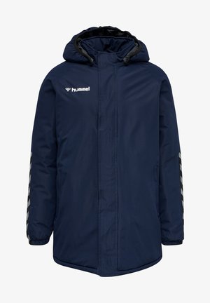 Mörkblå isolerad jacka med huva, med en fullständig dragkedja fram, sidfickor och kontrasterande svarta och grå diagonala ränder på ärmarna.