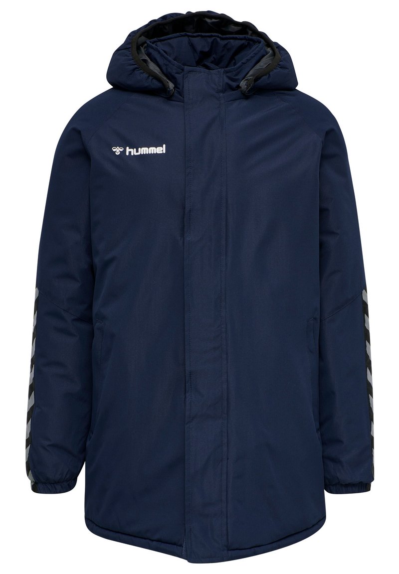 Giacca isolante di colore blu navy con cappuccio, dotata di una chiusura frontale a zip completa, tasche laterali e strisce diagonali in nero e grigio a contrasto sulle maniche.
