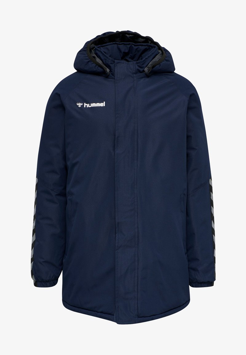 Granatowa kurtka ocieplana z kapturem, wyposażona w zamek błyskawiczny z przodu, kieszenie boczne oraz kontrastowe czarne i szare ukośne paski na rękawach.