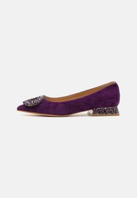 Ballerines en suède violet avec un bout pointu, ornées d'une broche en bijoux et d'un talon bloc décoratif avec des accents en cristal.