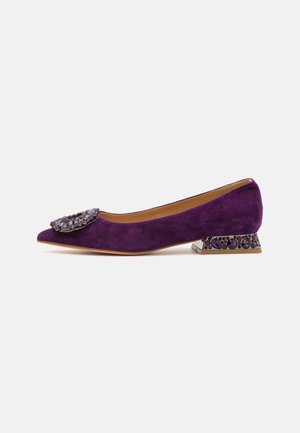 Ballerines en suède violet avec un bout pointu, ornées d'une broche en bijoux et d'un talon bloc décoratif avec des accents en cristal.