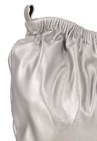 Zilverkleurige metallic buidelzak met een geplooide textuur, zachte uitstraling en een lusvormig bovenhandvat. Gemaakt van een glad, leerachtig materiaal.