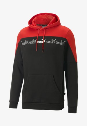 Černá a červená mikina Puma s kapucí, přední kapsou a několika bílými logy Puma na hrudním panelu.
