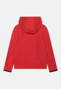 Czerwona polarowa bluza z kapturem z kieszenią typu kangur i czarnymi akcentami przy mankietach. Charakteryzuje się płaskimi szwami i miękkim, teksturowanym materiałem.