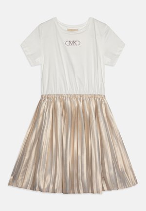 Hvit kortermet kjole med en samlet metallisk gulls plissert skjørt. Har et utsmykket logo på brystet, elastisk liv og glatt tekstur.