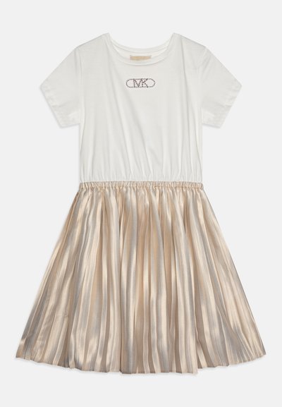 Λευκό φόρεμα με κοντά μανίκια και πλεγμένη φούστα από μεταλλικό χρυσό υλικό. Διαθέτει ένα διακοσμημένο λογότυπο στο στήθος, ελαστική μέση και λεία υφή.