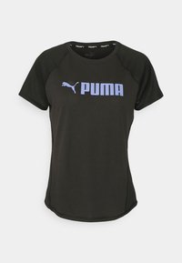 Černé sportovní tričko s krátkým rukávem vyrobené z prodyšné látky, se modrým logem "PUMA" a kontrastními rukávy s kulatým výstřihem.
