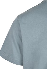 Lyseblå bomull T-skjorte med rund hals og korte ermer. Stoffet er jevnt med en subtil tekstur og rene sømmer langs kantene.
