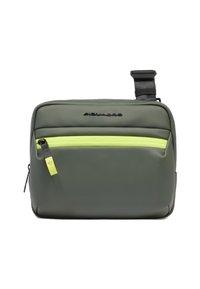 Borsa a tracolla sintetica verde con tasca frontale gialla con cerniera, ferramenta nera e tracolla superiore per il trasporto. Texture liscia e forma rettangolare.