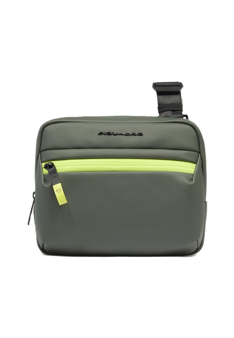 Borsa a tracolla sintetica verde con tasca frontale gialla con cerniera, ferramenta nera e tracolla superiore per il trasporto. Texture liscia e forma rettangolare.