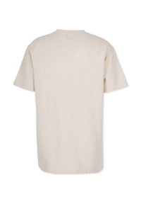 Helles beiges Oversize-T-Shirt aus Baumwolle, mit kurzen Ärmeln, Rundhalsausschnitt und ohne sichtbare Muster oder Grafiken auf der Rückseite.