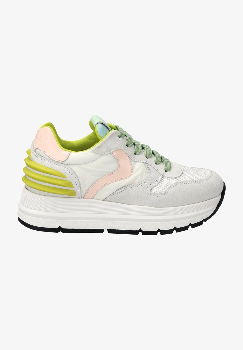 Chaussure de sport avec une tige blanche et gris clair, des accents roses et vert citron, un mesh texturé, et un design de talon à couches et strié.