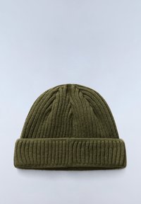 Berretto a maglia verde oliva con texture a coste e risvolto. Presenta scanalature verticali sul corpo e un aspetto morbido.