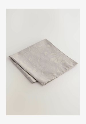 Servetă gri pliată cu un model subtil de frunze, realizată dintr-un material neted, având un finisaj curat pe margini și un aspect elegant.