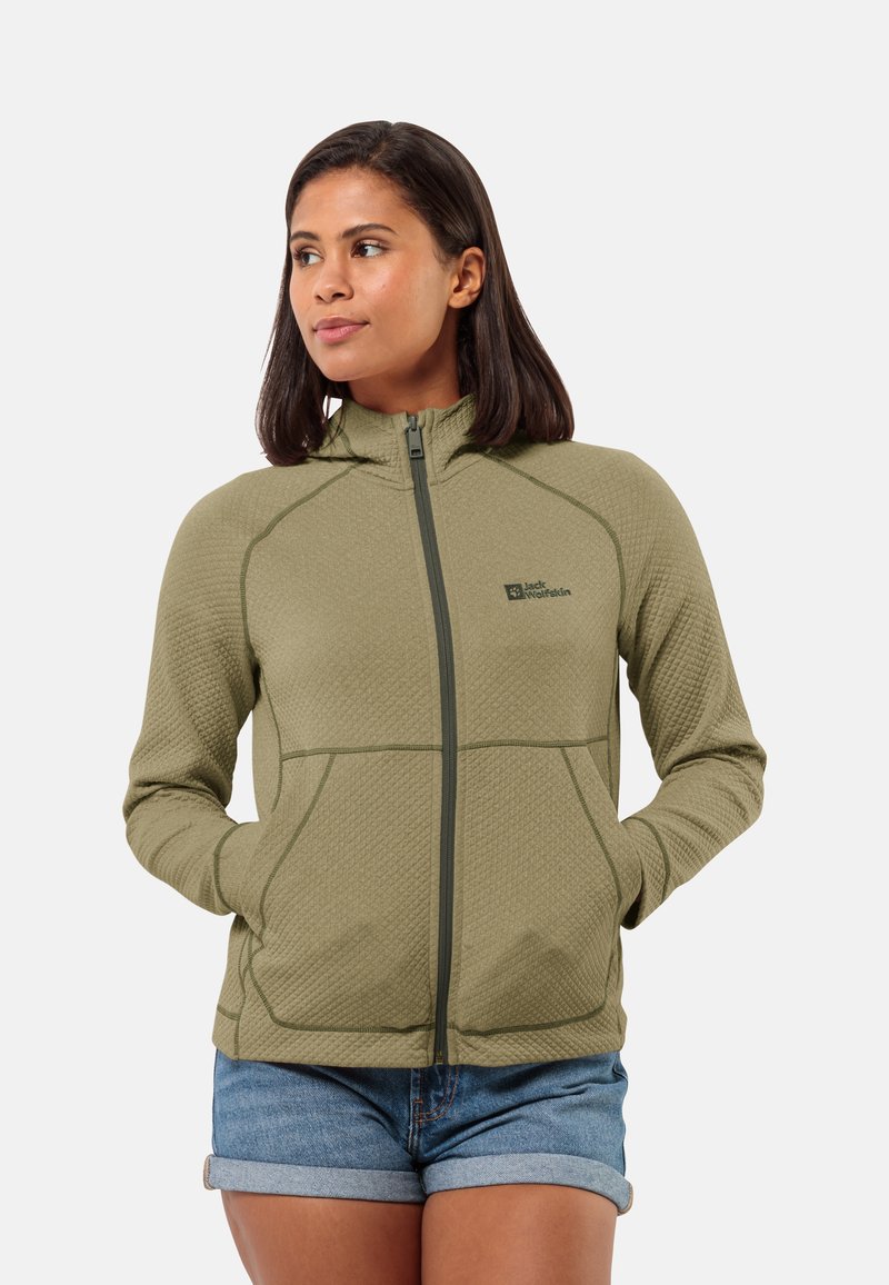 Giacca zip-up verde oliva con tessuto testurizzato, colletto alto e due tasche frontali. Presenta cuciture coordinate e un logo sul petto.