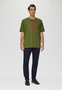 s.Oliver MIT FLAMMGARNSTRUKTUR - T-shirt print - guacamole