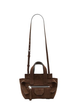 Borsa in suede marrone con manici corti e una lunga tracolla regolabile. Presenta una tasca frontale con zip e un design strutturato.