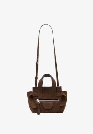 Ruskea samettikassi, jossa on lyhyet yläkahvat ja pitkä säädettävä hihna. Varustettu vetoketjullisella etutaskulla ja rakenteellisella muotoilulla.