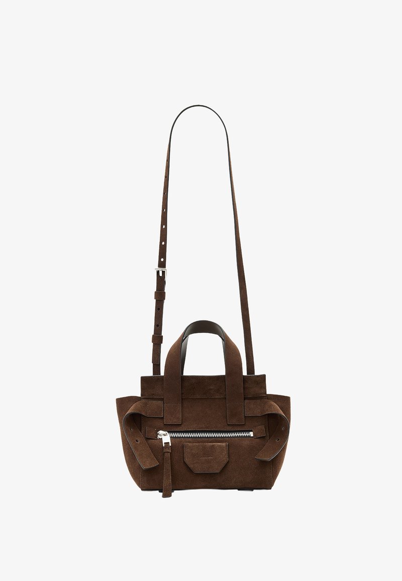 Ruskea samettikassi, jossa on lyhyet yläkahvat ja pitkä säädettävä hihna. Varustettu vetoketjullisella etutaskulla ja rakenteellisella muotoilulla.