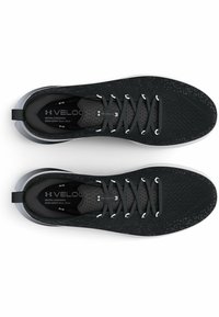 Des chaussures de sport noires avec une tige texturée et un design à motifs, des lacets gris et une semelle blanche. Comprend le logo sur la semelle intérieure.