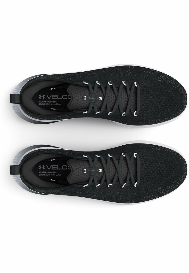 Las zapatillas deportivas negras cuentan con un exterior texturizado y un diseño estampado, cordones grises y una suela blanca. Incluyen logotipo en la plantilla.