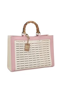 Borsa tote rosa e crema con design intagliato, manici in bambù e etichetta. Presenta una forma strutturata e una texture in pelle liscia.