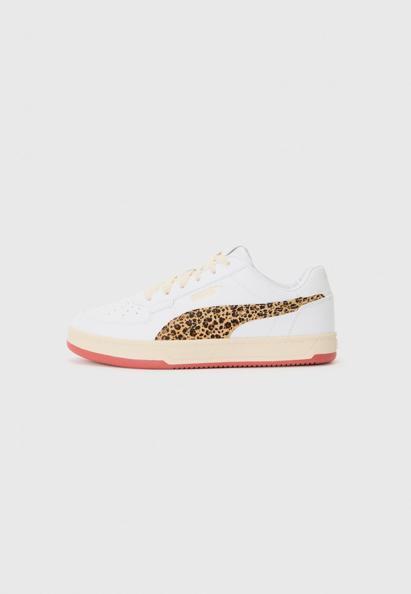 Sneaker bianca con lacci beige, caratterizzata da una striscia laterale con stampa leopardata. Tomaia in pelle bianca texturizzata e suola in gomma rosa.
