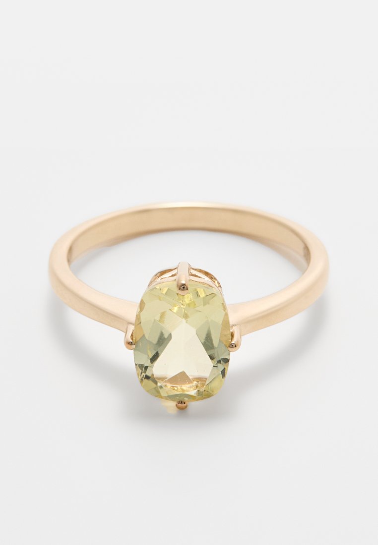 Goldring mit einem ovalen, hellgelben Edelstein, der von vier Krappen gehalten wird, und einem glatten, polierten Band.