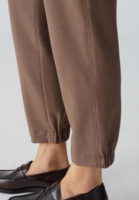 OPUS MYHA - Stoffhose - cocoa