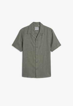 Maslinasto zelena košulja kratkih rukava na kopčanje s ovratnikom tipa kamp, teksturom ravne tkanine i vidljivim oznakama marke unutar izreza ovratnika.