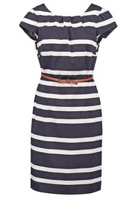 Robe rayée horizontale bleu marine et blanc avec manches courtes et ceinture fine marron à la taille.