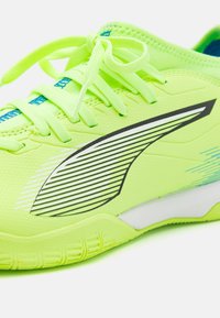 Puma ULTRA 5 MATCH IT MID JR UNISEX - Scarpe da calcio indoor - fizzy apple/white/bluemazing
