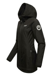 Veste imperméable noire avec capuche, fermeture éclair à l'avant, poches latérales et écusson logo sur la manche. Texture élégante et lisse.