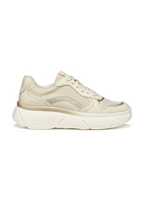 Sneaker beige con tomaia in mesh e materiale sintetico, punta rotonda, accenti laterali a contrasto e suola spessa in gomma bianca. Lacci e colletto imbottito.