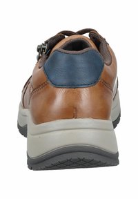 Brun lädersko med en blå accent på hälen. En texturerad mellansula och gummiyttersula ger stabilitet. Utrustad med snörning för en säker passform.