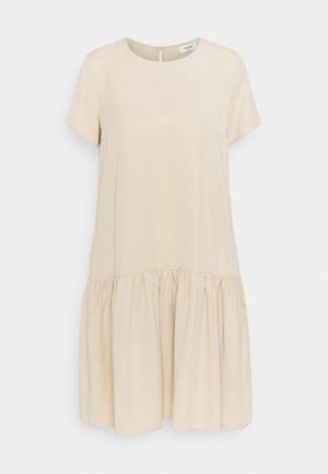 Robe beige à manches courtes avec un col rond, un bas évasé et une texture froncée. Elle possède une ouverture en forme de clapet au dos et est composée d'un tissu lisse.